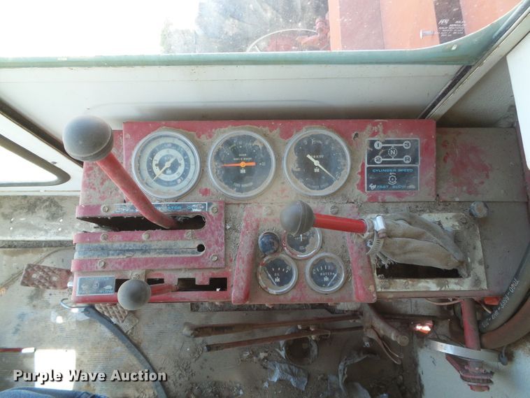 image for item DD0430 International 715 combine