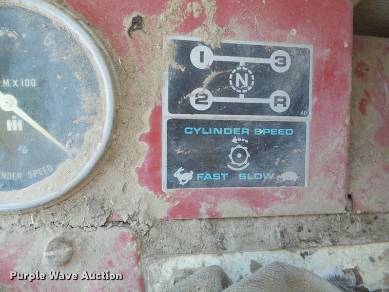 image for item DD0430 International 715 combine