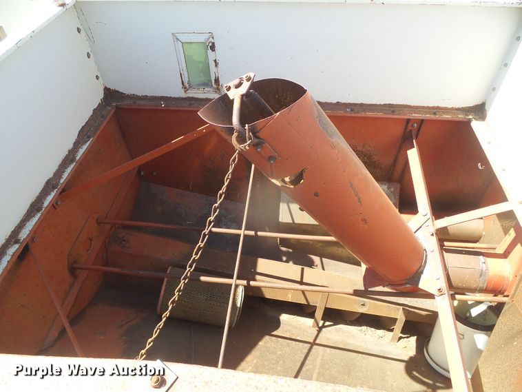 image for item DD0430 International 715 combine