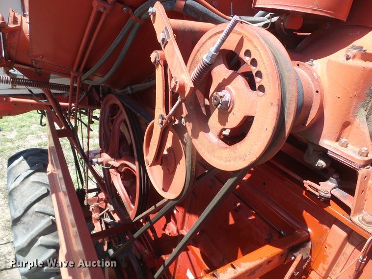 image for item DD0430 International 715 combine