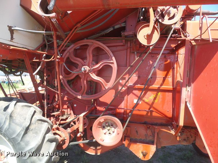 image for item DD0430 International 715 combine