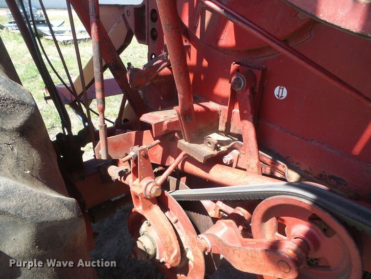 image for item DD0430 International 715 combine