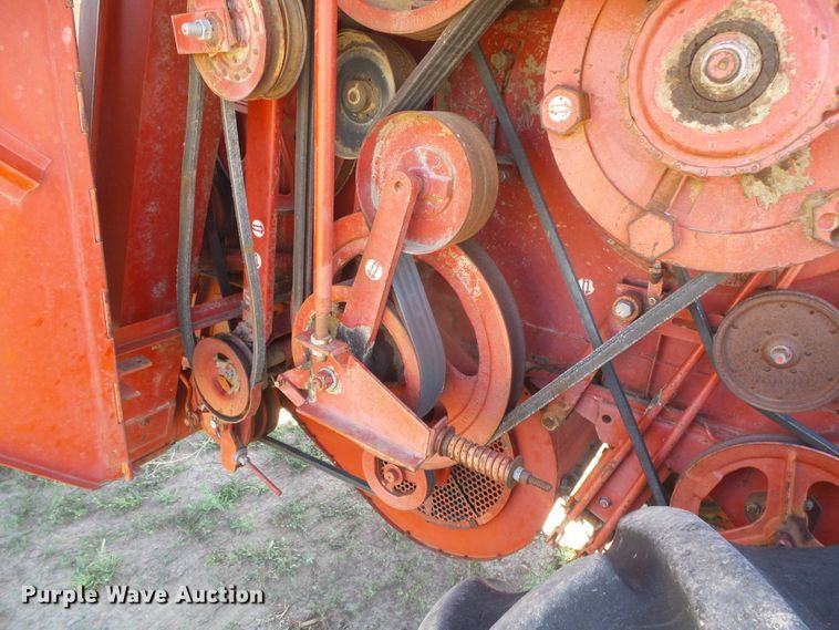 image for item DD0430 International 715 combine