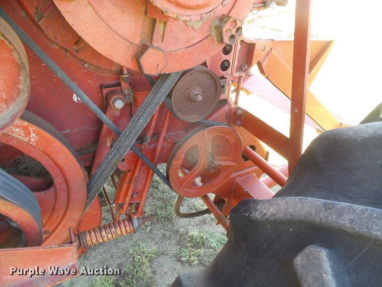 image for item DD0430 International 715 combine