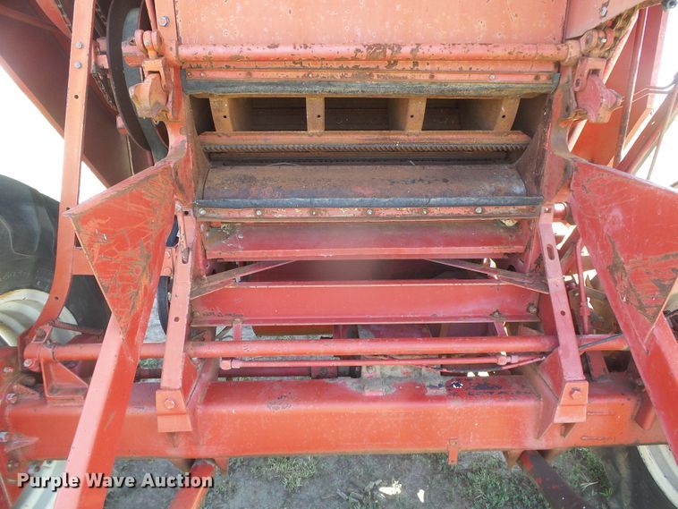 image for item DD0430 International 715 combine