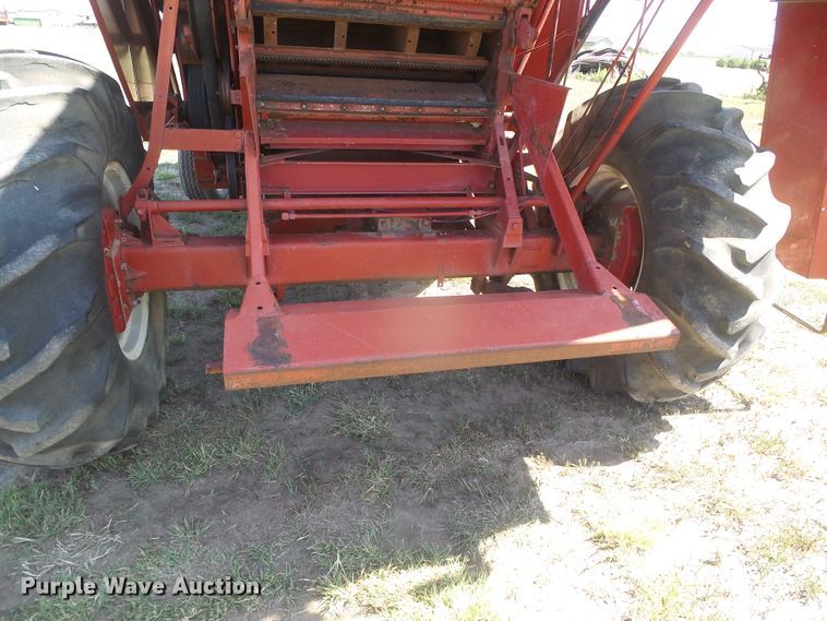 image for item DD0430 International 715 combine