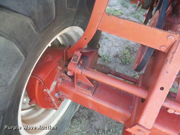 image for item DD0430 International 715 combine