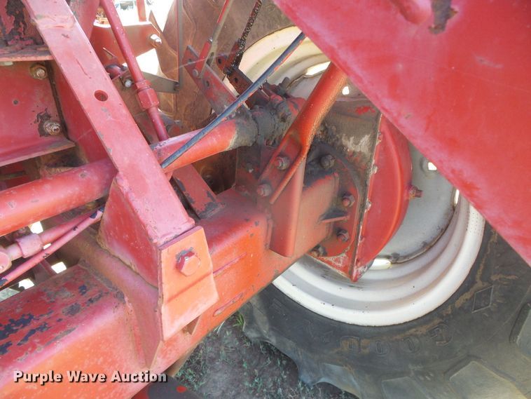 image for item DD0430 International 715 combine