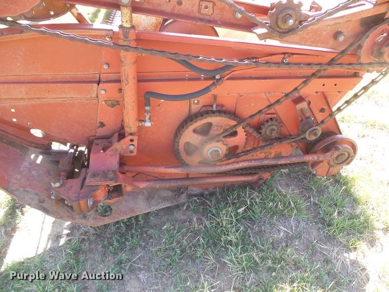 image for item DD0430 International 715 combine