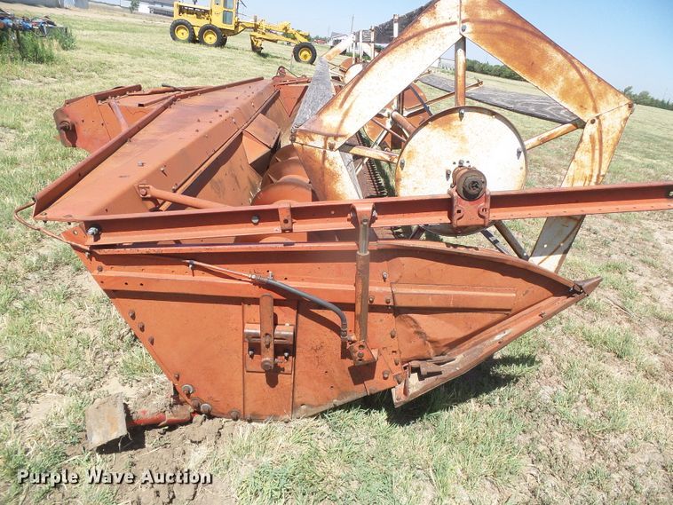 image for item DD0430 International 715 combine