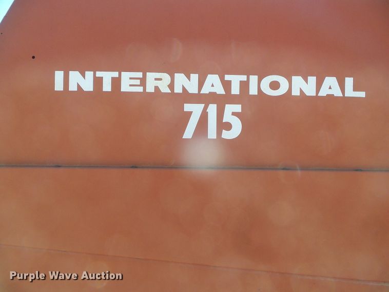 image for item DD0430 International 715 combine