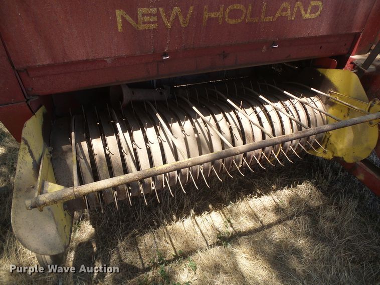 image for item DD0436 1976 New Holland 320  small square baler