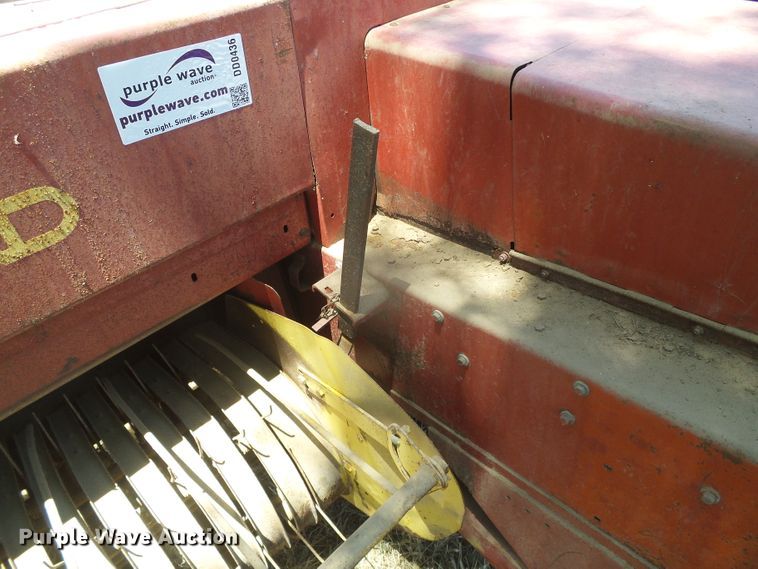 image for item DD0436 1976 New Holland 320  small square baler