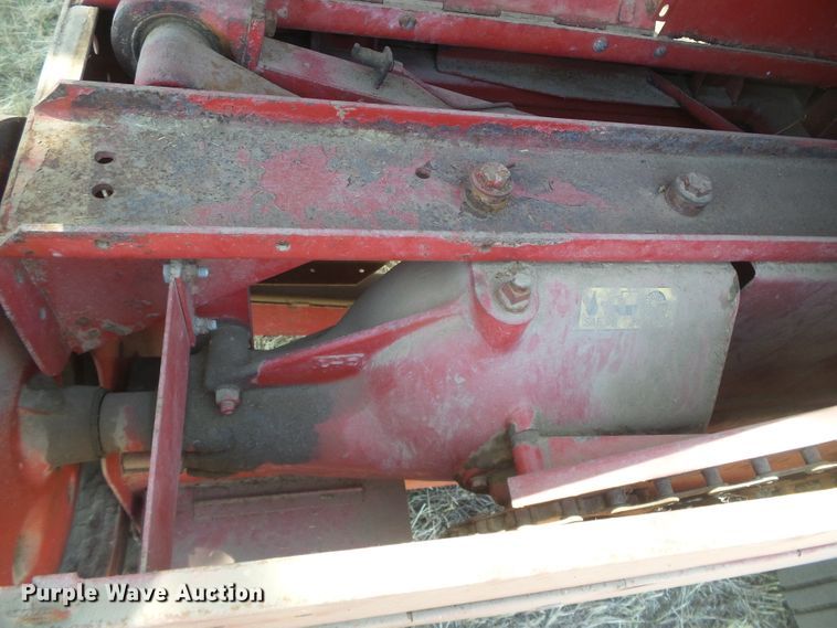 image for item DD0436 1976 New Holland 320  small square baler