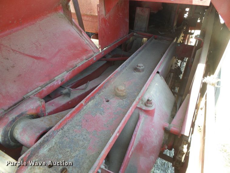 image for item DD0436 1976 New Holland 320  small square baler