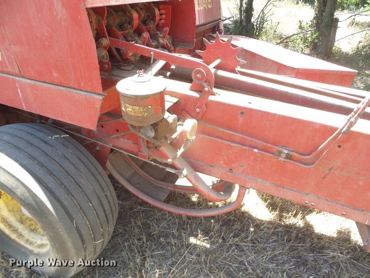 image for item DD0436 1976 New Holland 320  small square baler