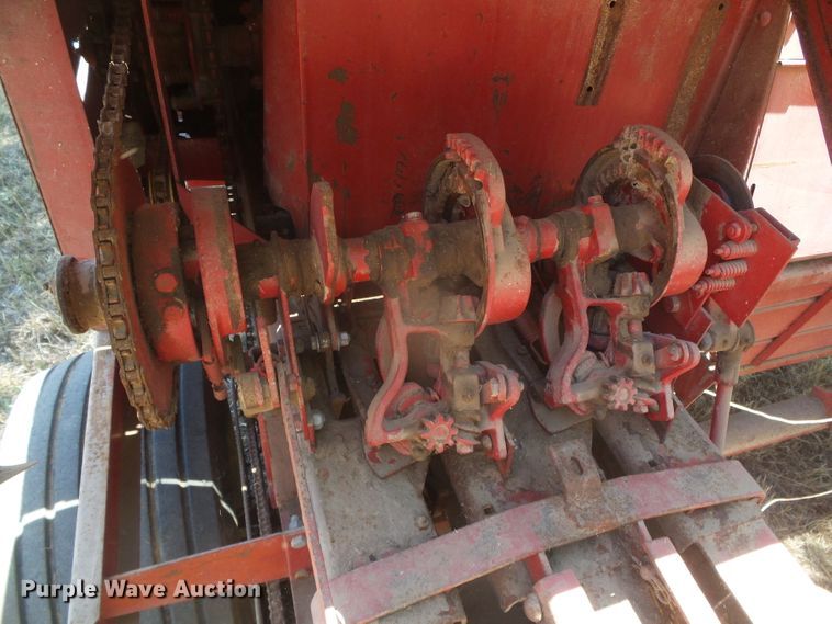 image for item DD0436 1976 New Holland 320  small square baler