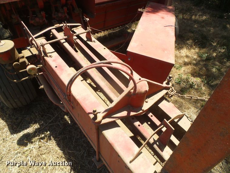 image for item DD0436 1976 New Holland 320  small square baler