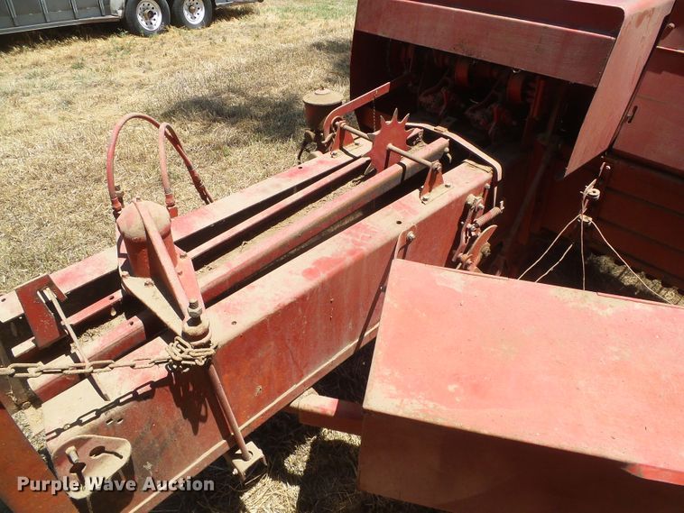image for item DD0436 1976 New Holland 320  small square baler