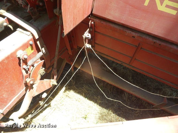 image for item DD0436 1976 New Holland 320  small square baler