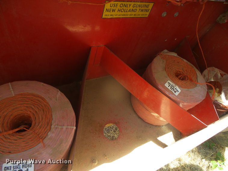 image for item DD0436 1976 New Holland 320  small square baler