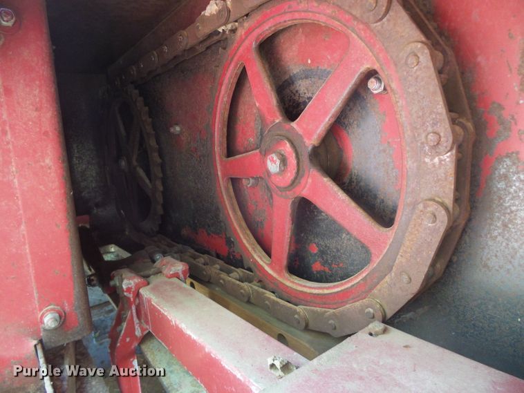 image for item DD0436 1976 New Holland 320  small square baler