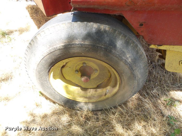 image for item DD0436 1976 New Holland 320  small square baler