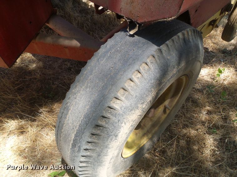 image for item DD0436 1976 New Holland 320  small square baler