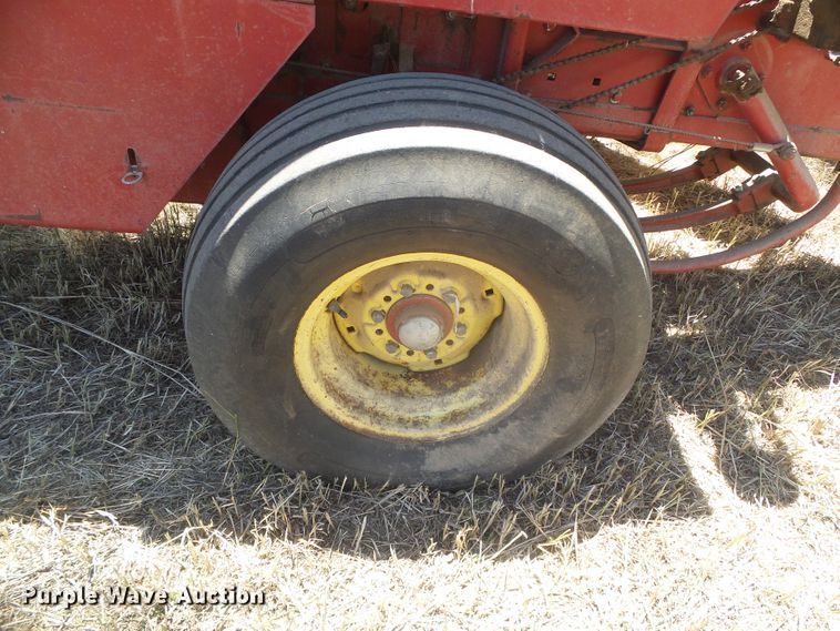 image for item DD0436 1976 New Holland 320  small square baler