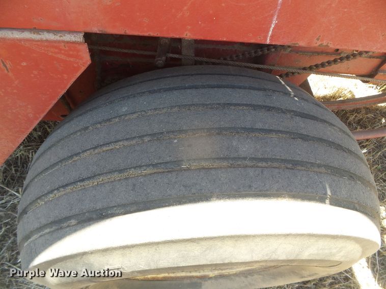 image for item DD0436 1976 New Holland 320  small square baler