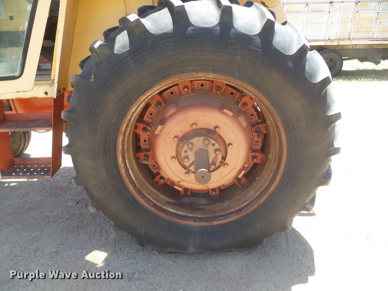 image for item DD0441 1973 Case 1370  tractor