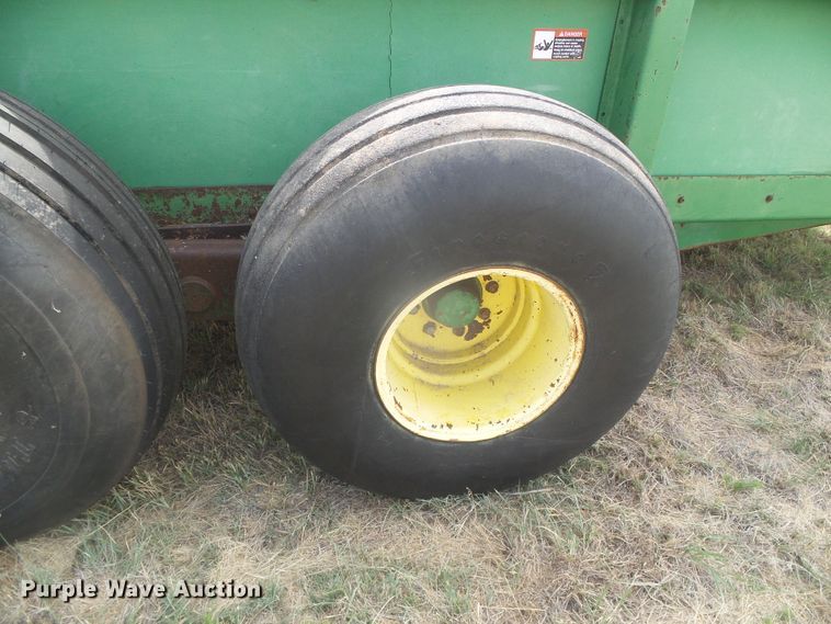 image for item DD0455 John Deere 785 manure spreader