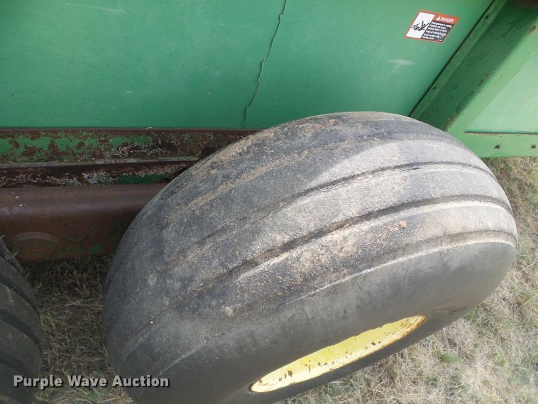 image for item DD0455 John Deere 785 manure spreader