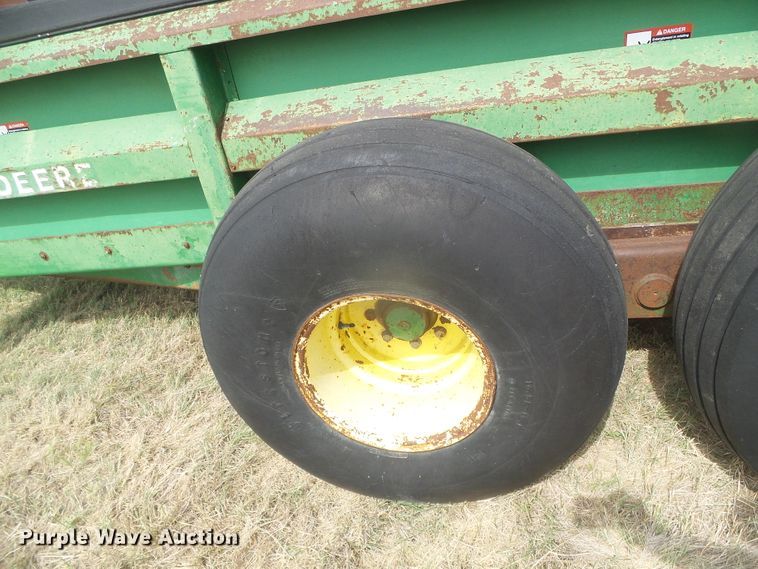 image for item DD0455 John Deere 785 manure spreader