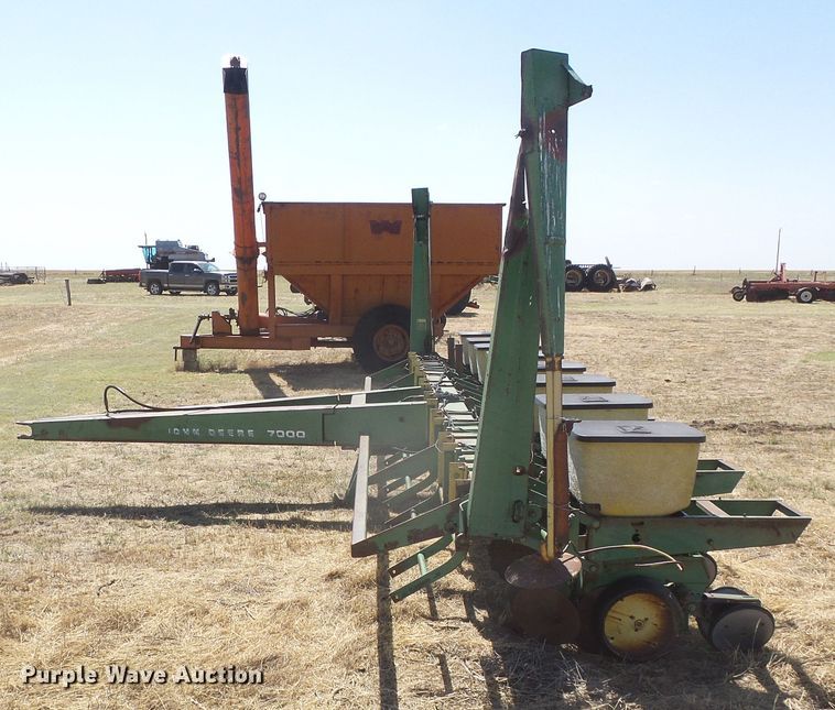 image for item DD0461 John Deere 7000 no-till planter