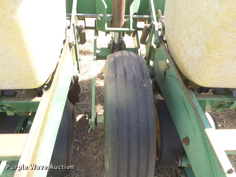 image for item DD0461 John Deere 7000 no-till planter