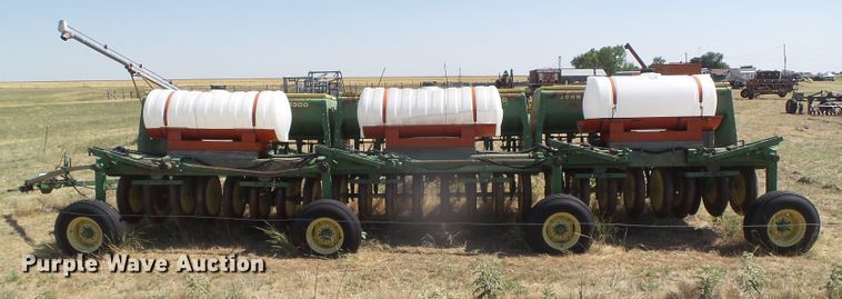 image for item DD0462 (3) John Deere 9300 hoe grain drills