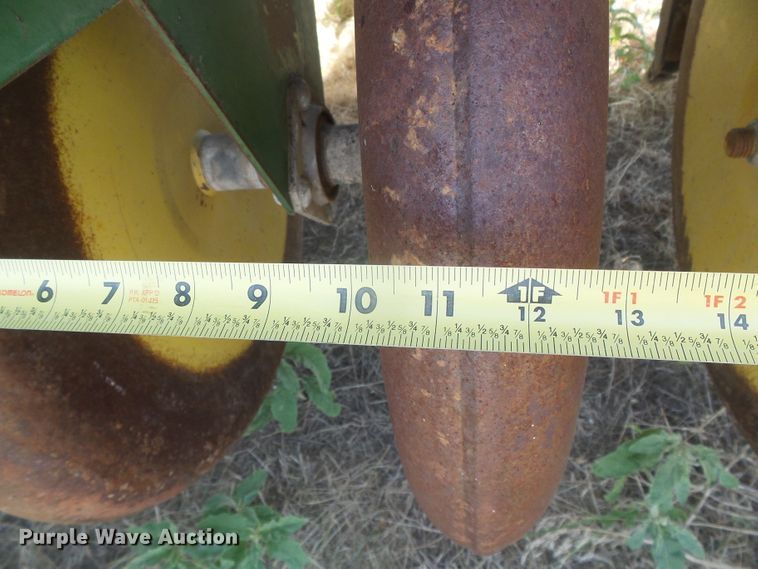 image for item DD0462 (3) John Deere 9300 hoe grain drills