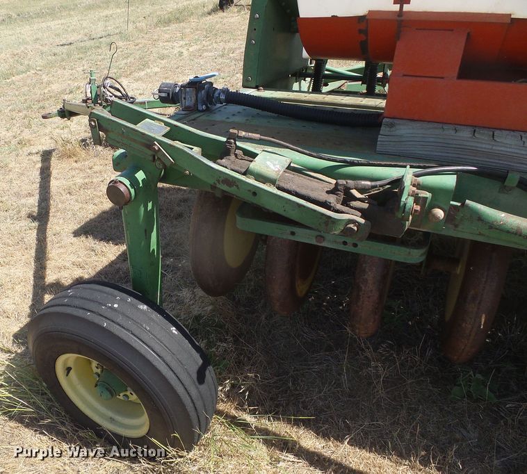 image for item DD0462 (3) John Deere 9300 hoe grain drills