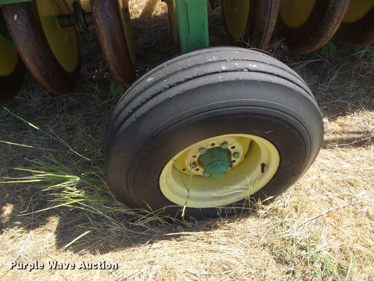 image for item DD0462 (3) John Deere 9300 hoe grain drills