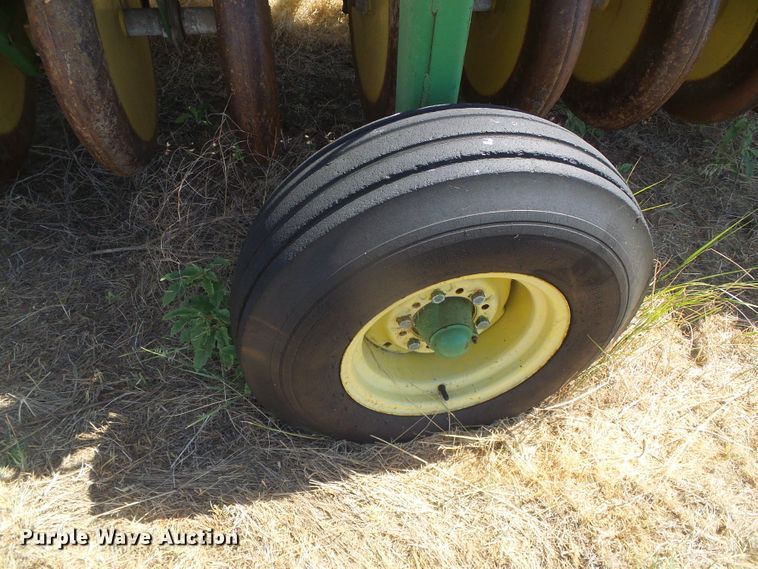 image for item DD0462 (3) John Deere 9300 hoe grain drills