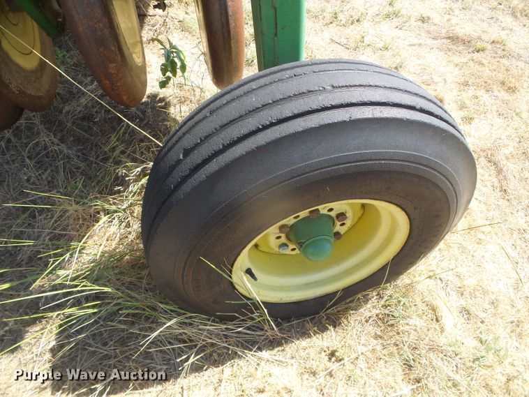 image for item DD0462 (3) John Deere 9300 hoe grain drills