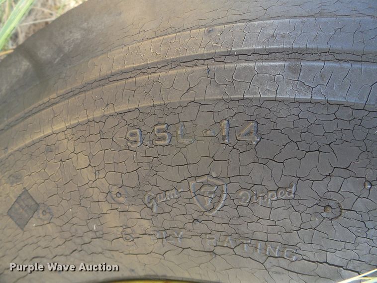 image for item DD0462 (3) John Deere 9300 hoe grain drills