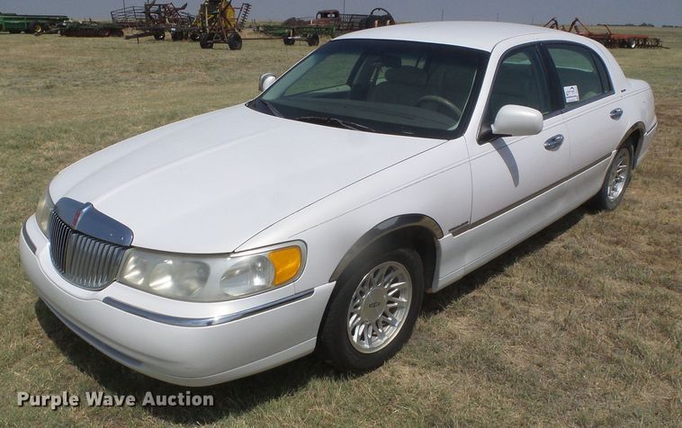 image for item DD0467 1998 Lincoln Town Car Signature
