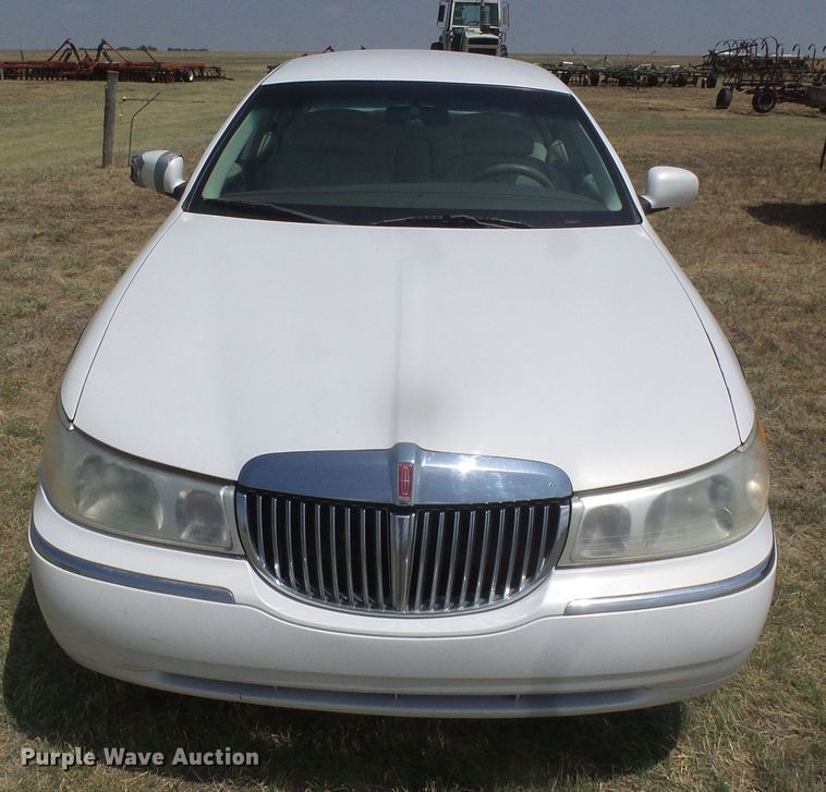 image for item DD0467 1998 Lincoln Town Car Signature