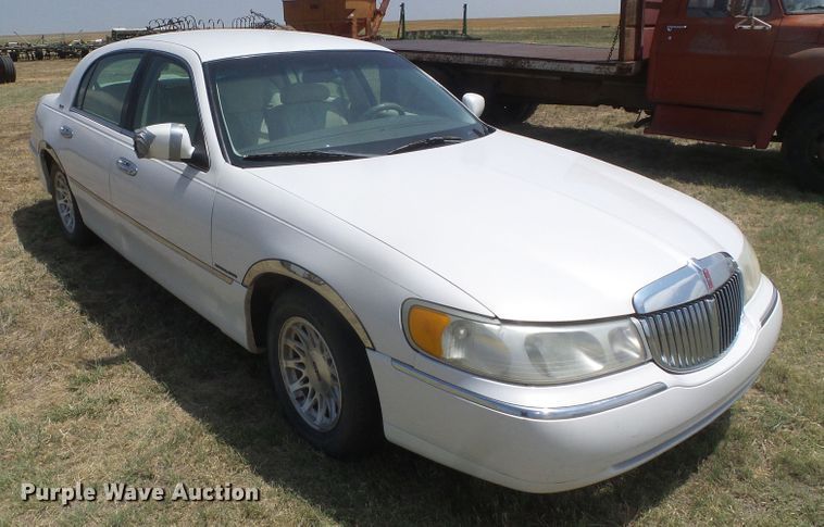 image for item DD0467 1998 Lincoln Town Car Signature