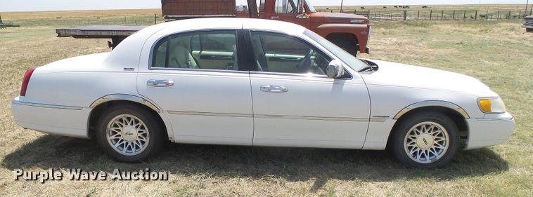 image for item DD0467 1998 Lincoln Town Car Signature