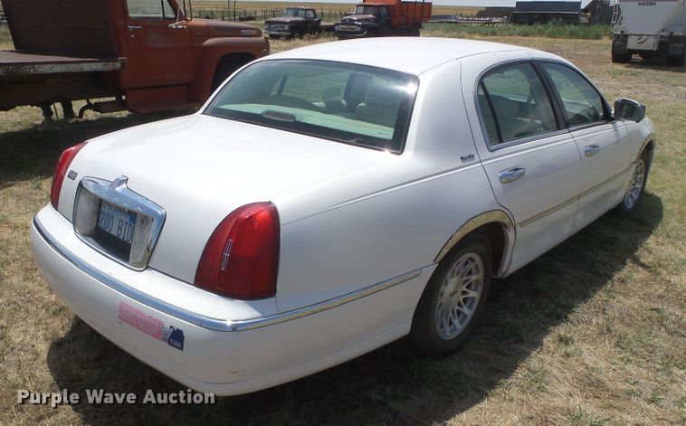 image for item DD0467 1998 Lincoln Town Car Signature