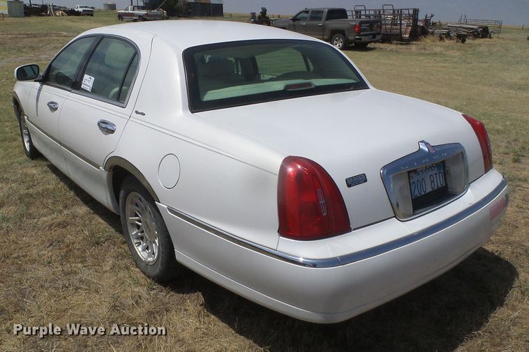 image for item DD0467 1998 Lincoln Town Car Signature