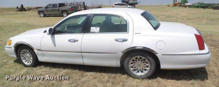 image for item DD0467 1998 Lincoln Town Car Signature